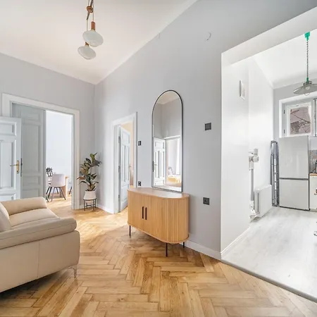Newly Refurbished Luxurious 2 Bedroom By Reside Baltic 아파트