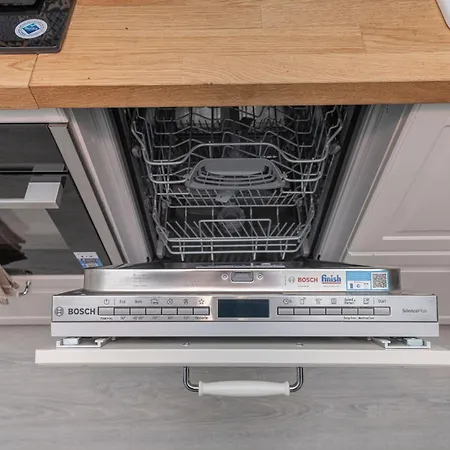 Newly Refurbished Luxurious 2 Bedroom By Reside Baltic Apartment *