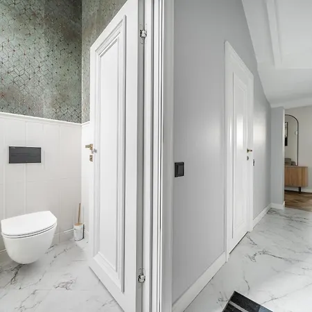 Newly Refurbished Luxurious 2 Bedroom By Reside Baltic